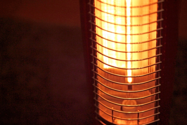 暗い背景と使用中のカーボンヒーター