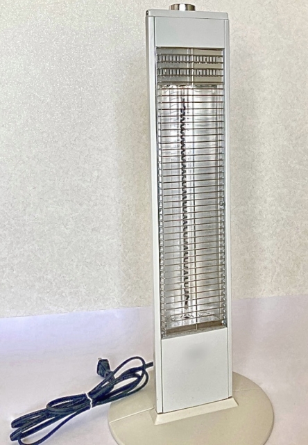 フレームが白く、コードが束ねてあるカーボンヒーター