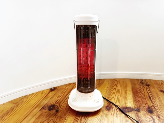 白い背景と使用中のカーボンヒーター