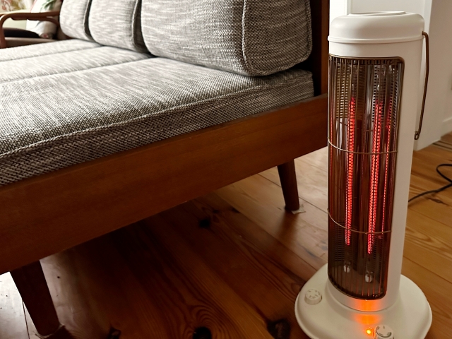 グレーのソファと白のカーボンヒーター(使用中)