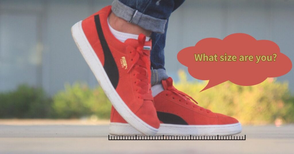 赤いスニーカーを履いてる人の足元と、What size are you?の文字