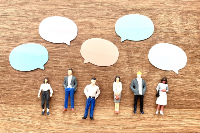 意見を言う人々