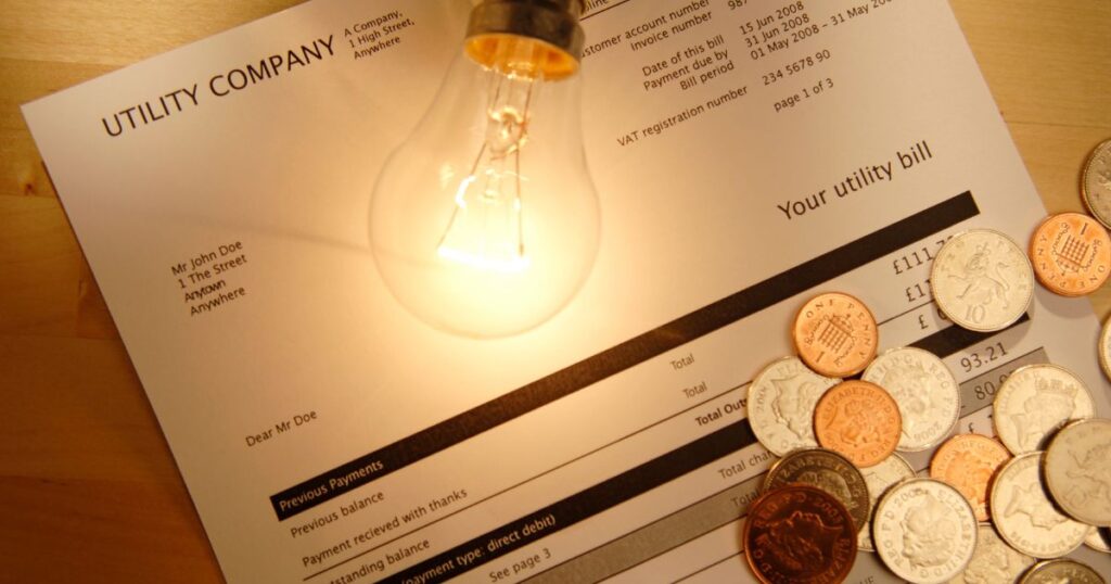 電球と外国硬貨の写真