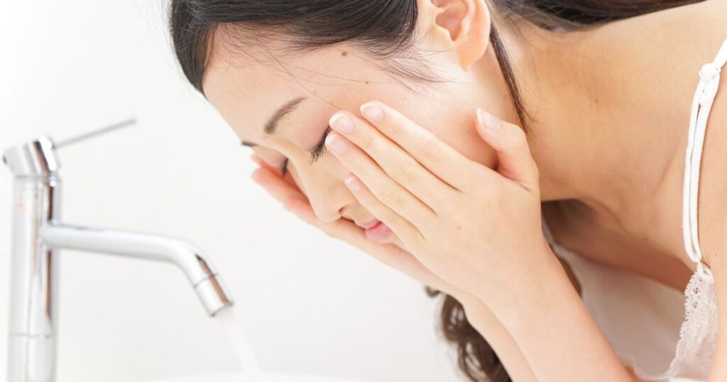 顔を洗っている女性の写真