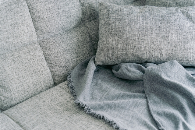 グレーのソファとカバー、クッション