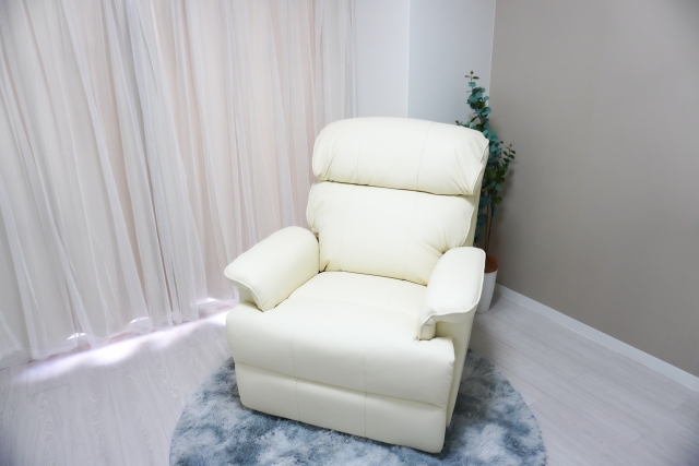 白い1人掛けリクライニングソファが置いてある部屋