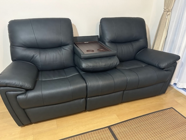 黒くて大きい2人掛けのリクライニングソファ