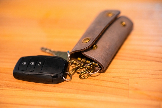 グレーのキーケースとスマートキー