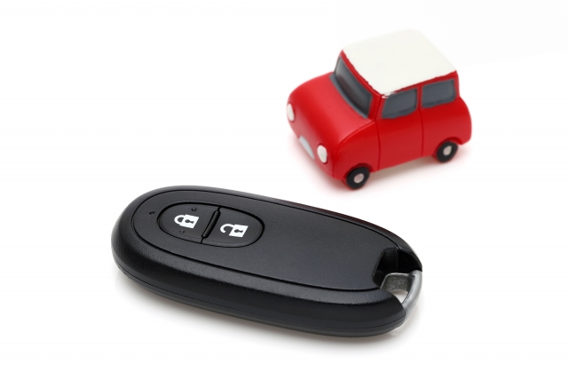 赤い車の置物とスマートキー