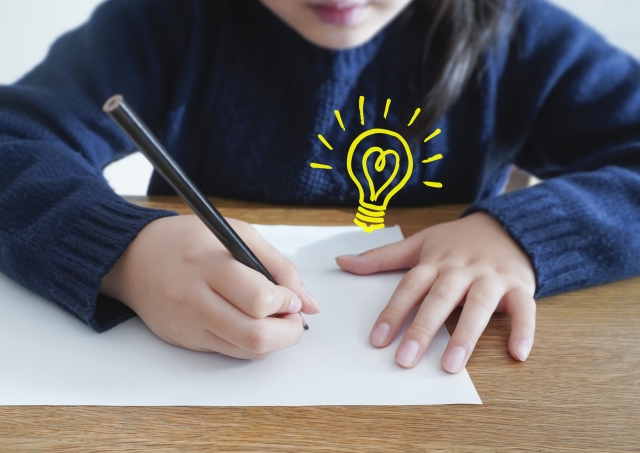 勉強机に向かう子供の手元