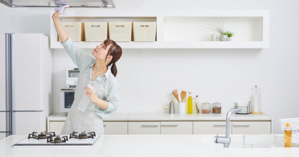 換気扇掃除をしている女性の写真