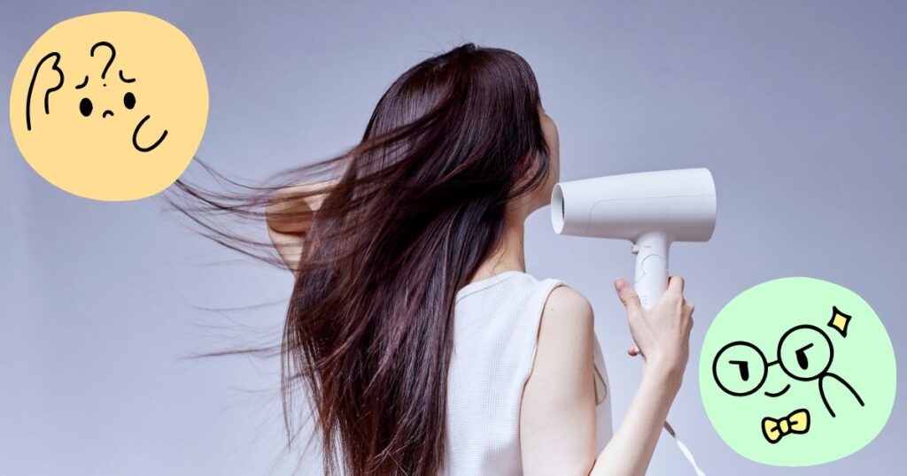 ドライヤーで髪を乾かす女性の後ろ姿