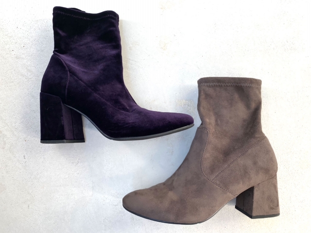 黒とブラウンのベロアブーツ
