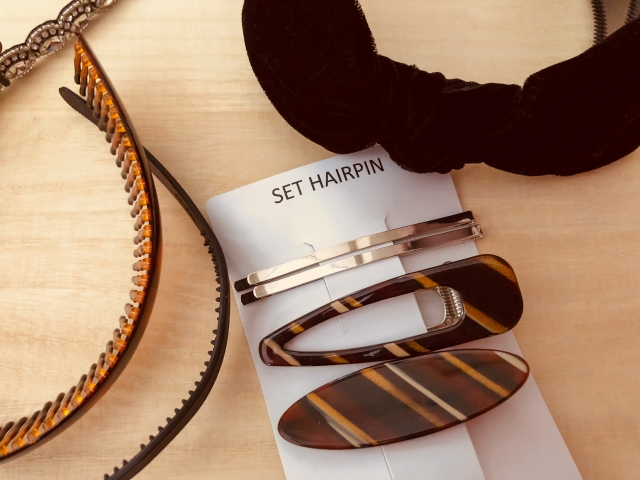 ベロアのカチューシャやべっ甲のピンなどのヘアアクセ