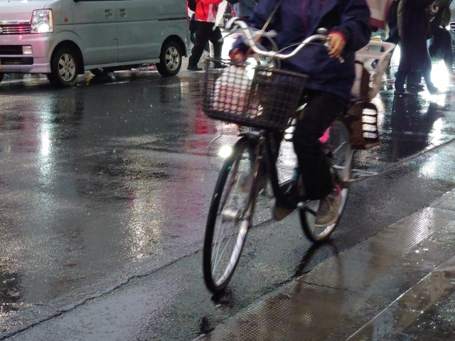 雨の中自転車に乗っている人