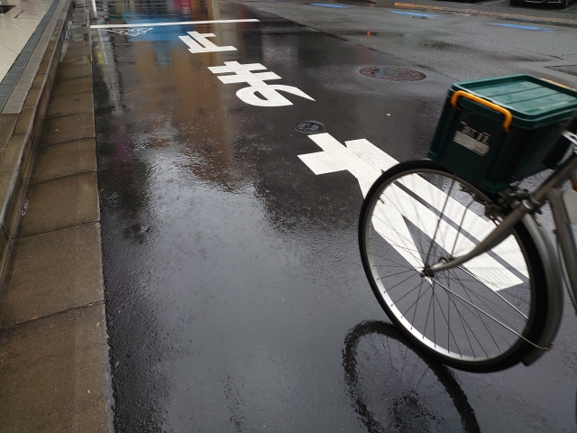 雨の日の道路と自転車