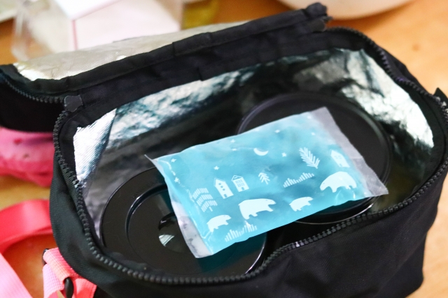 お弁当箱の上に乗っている保冷剤