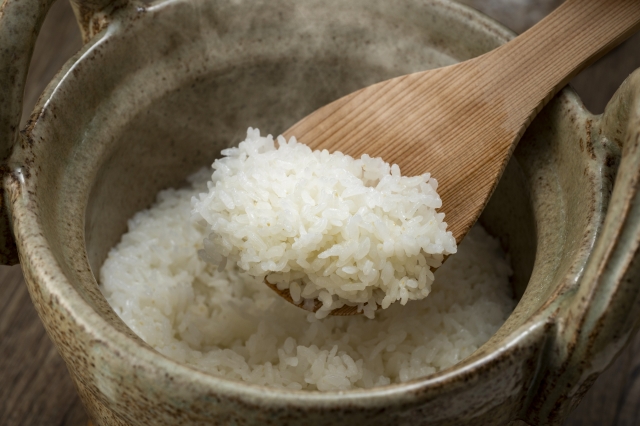 土鍋で炊いたご飯をしゃもじですくう様子
