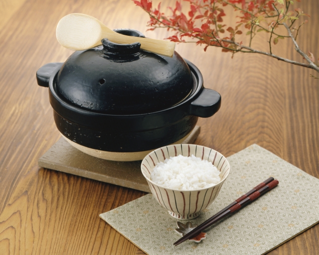 土鍋とお茶碗に盛られたご飯