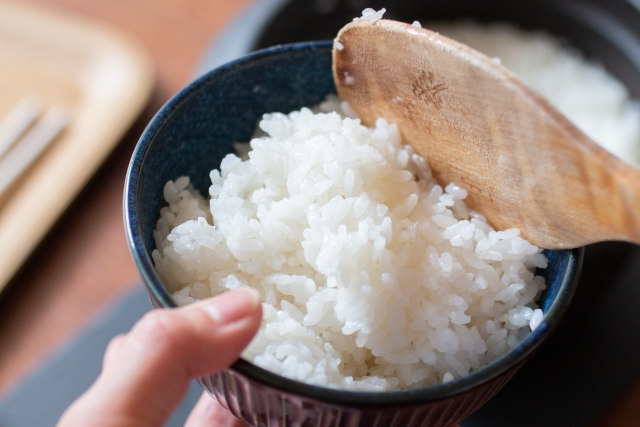 お茶碗にご飯をよそっている様子